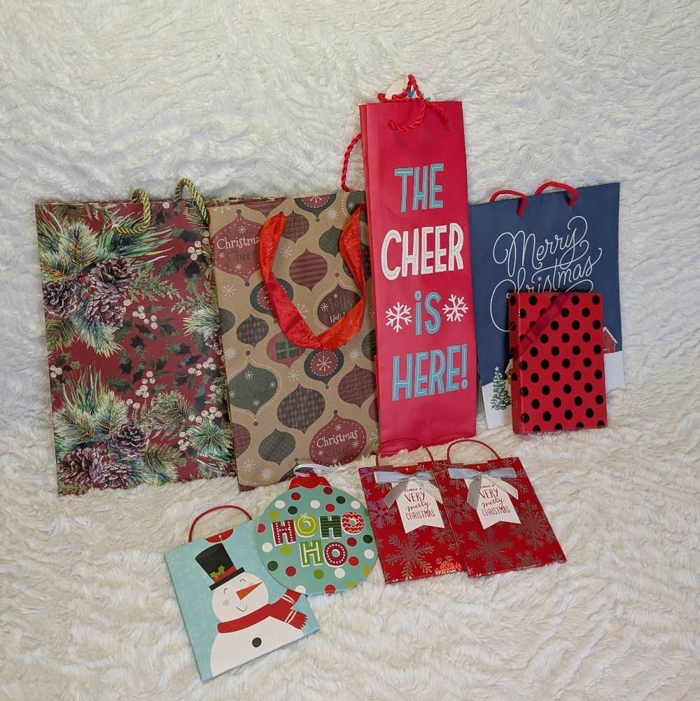 ❤️ Christmas Holiday Gift Bags New And Used 9 Piece lot